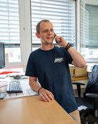 Telefon am Ohr, Projekte im Kopf! 📞
Ob im Büro oder in der Werkstatt, alles hängt zusammen. Ein kurzer Anruf, und schon... Telefon am Ohr, Projekte im Kopf! 📞
Ob im Büro oder in der Werkstatt, alles hängt zusammen. Ein kurzer Anruf, und schon...